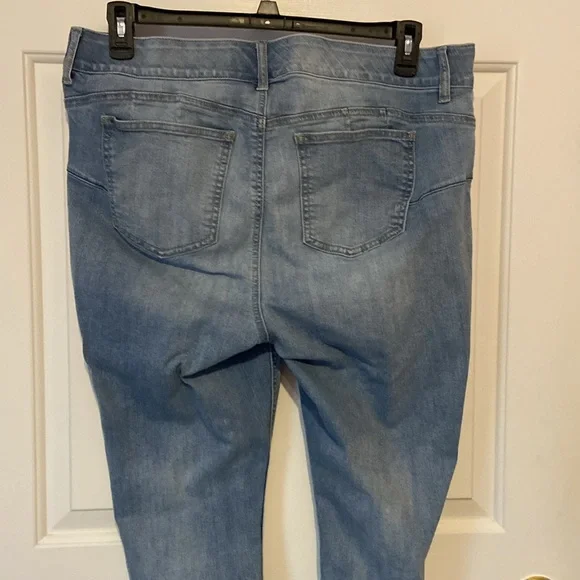 Torrid bombshell skinny distressed jeans - Picture 3 of 6